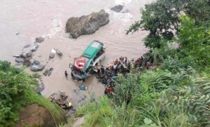 धादिङको गजुरी स्थित यात्रुबाहक बस त्रिशुली नदीमा खस्यो