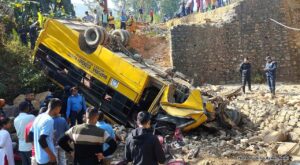 उदयपुरमा वनभोज खाएर फर्किने क्रममा बस दुर्घटना, चालकसहित ३ को मृत्य, दर्जनौँ घाइते