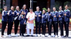 जनही तीन लाख पुरस्कारसहित प्रधानमन्त्रीद्वारा महिला भलिबल खेलाडीहरु सम्मानित