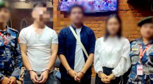 तीन जना विदेशी नागरिक पाँच किलो सुनसहित पक्राउ