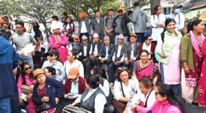 विद्यालय शिक्षा ऐन जारी नभएसम्म सडक नछोड्ने शिक्षकहरुकाे अडान