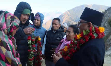 मतदातासँग प्रचण्ड