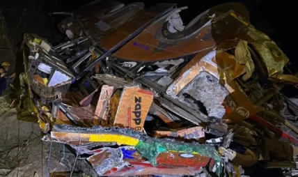 पोखरादेखि ३४ यात्रु लिएर काठमाडौँ जाँदै गरेको बस धादिङमा दुर्घटना