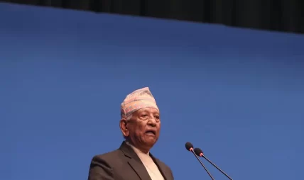 प्रतिनिधि सभाका ज्येष्ठ सदस्य अर्जुननरसिंह केसीले शपथ लिँदै