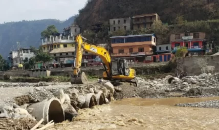 दुई दिनदेखि अवरुद्ध बीपी राजमार्ग सञ्चालनमा, रोशी खोलाको डाइभर्सन मर्मतपछि यातायात खुल्यो