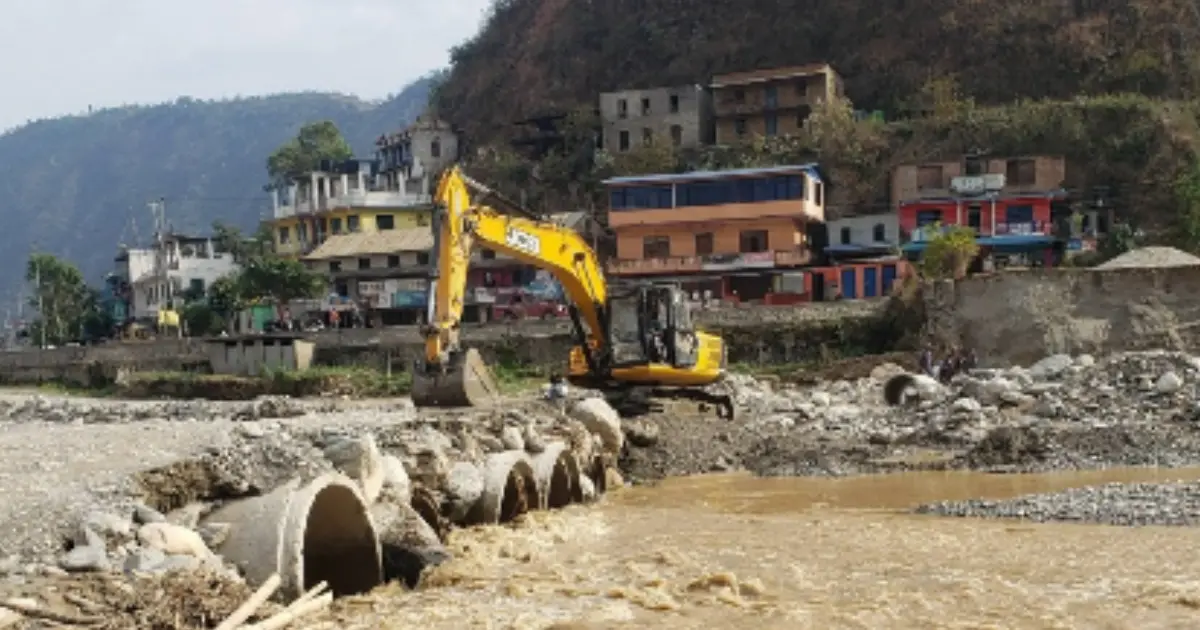 दुई दिनदेखि अवरुद्ध बीपी राजमार्ग सञ्चालनमा, रोशी खोलाको डाइभर्सन मर्मतपछि यातायात खुल्यो