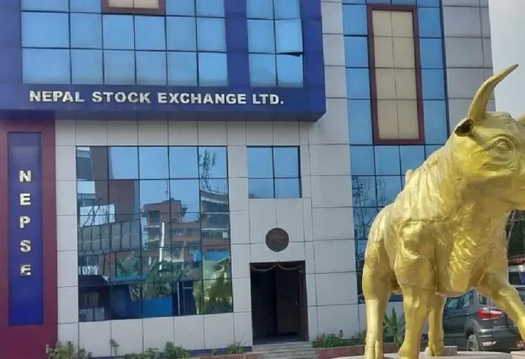 सेयर बजारमा ३२ अंकको गिरावट, कारोबार रकम भने साढे २१ अर्ब नाघ्यो