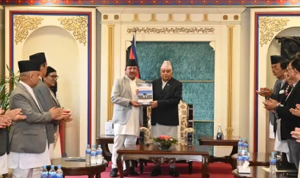 शितल निवासमा निर्वाचन प्रतिवेदन बुझ्दै राष्ट्रपतिले दिए आयोगलाई धन्यवाद