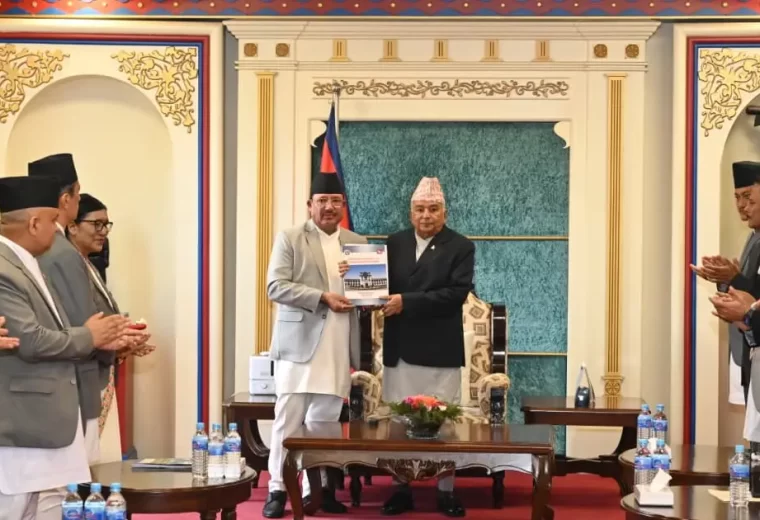 शितल निवासमा निर्वाचन प्रतिवेदन बुझ्दै राष्ट्रपतिले दिए आयोगलाई धन्यवाद