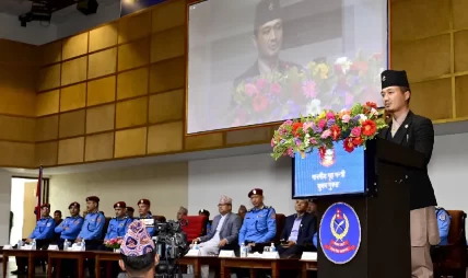 नागरिकसँगको दूरी घटाउनुस्, शिष्ट व्यवहार र सेवालाई प्राथमिकता दिनुस् : गृहमन्त्री