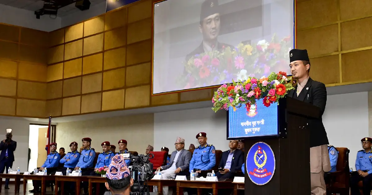 नागरिकसँगको दूरी घटाउनुस्, शिष्ट व्यवहार र सेवालाई प्राथमिकता दिनुस् : गृहमन्त्री