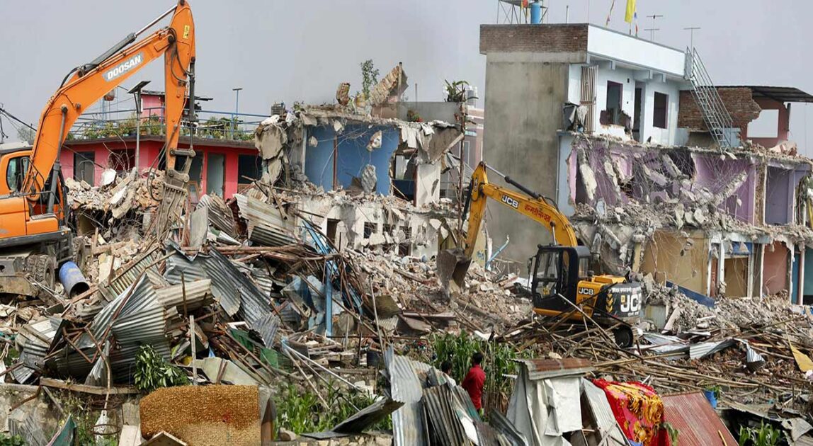 सुकुमवासी बस्ती मनोहराका घर–टहरा भत्काउने काम जारी