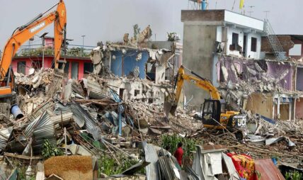 सुकुमवासी बस्ती मनोहराका घर–टहरा भत्काउने काम जारी