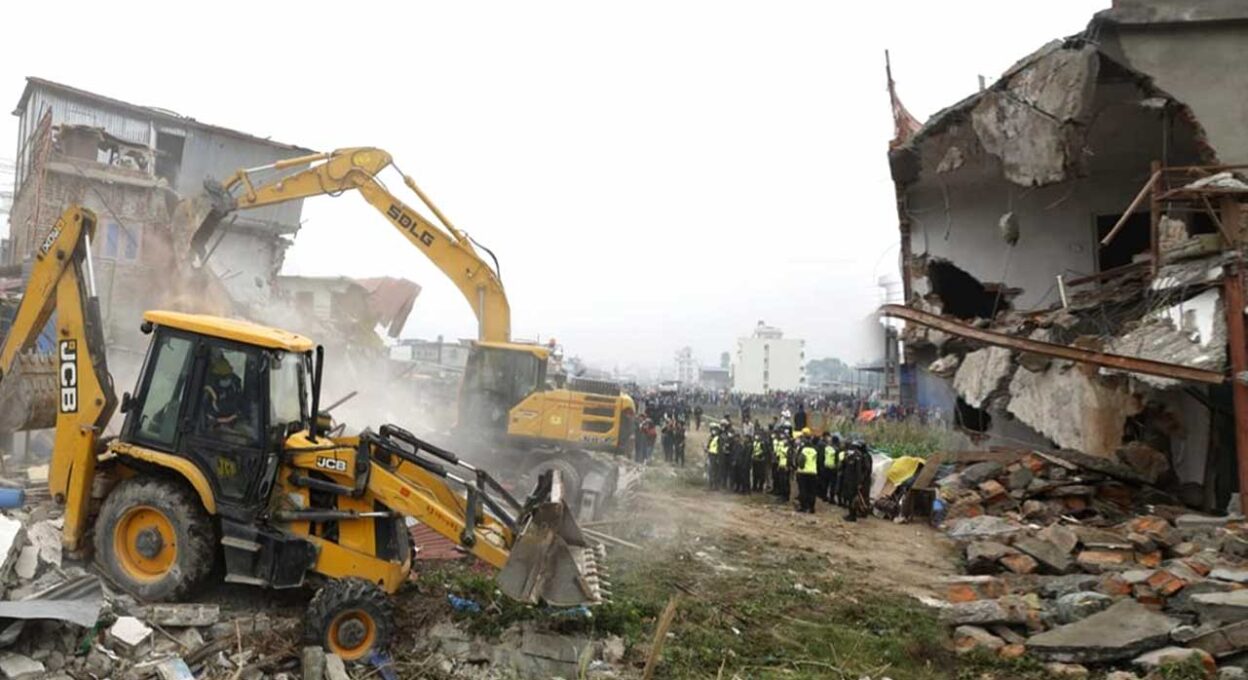 सुकुमवासी बस्ती मनोहराका घर भत्काउँदै