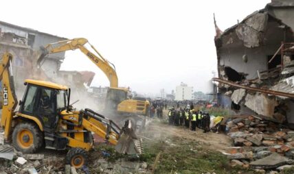 सुकुमवासी बस्ती मनोहराका घर भत्काउँदै