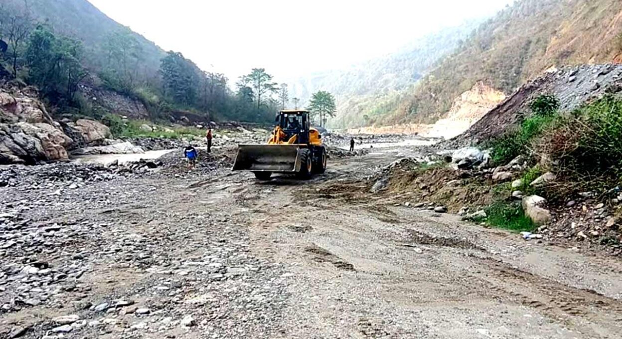 शनिबारदेखि अवरुद्ध रहेको बिपी राजमार्ग अझै खुल्न सकेन