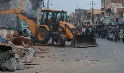 वीरगन्जको मुख्य सडकमा चल्यो दर्जन डोजर, करिब १२०० घरटहरा भत्काइँदै