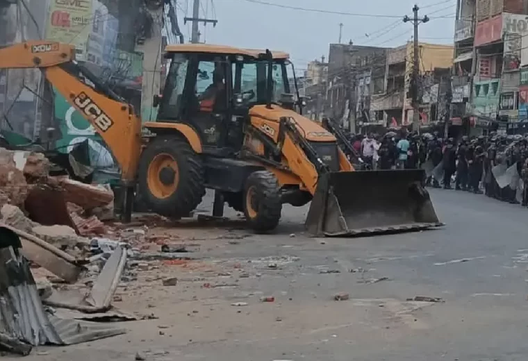 वीरगन्जको मुख्य सडकमा चल्यो दर्जन डोजर, करिब १२०० घरटहरा भत्काइँदै