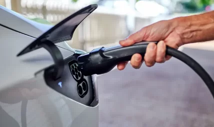 इन्धन गाडीको आयात घट्दा विद्युतीय गाडीको आकर्षण बढ्दो, ७ महिनामा डेढ अर्बको आयात