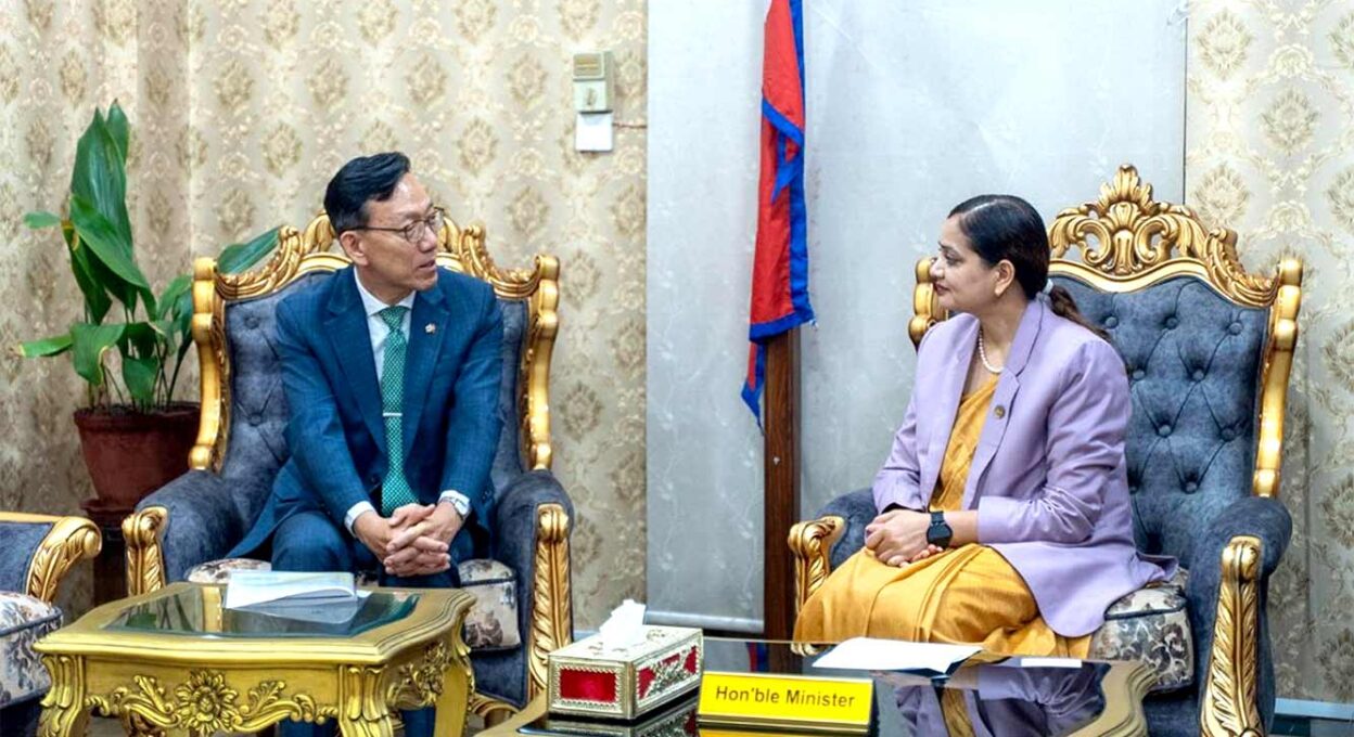 मन्त्री मेहता र राजदूत योङबीच भेट : कोरियामा रहेका नेपालीको स्वास्थ्यमा ध्यान दिन आग्रह