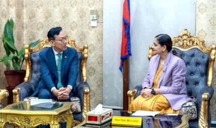 मन्त्री मेहता र राजदूत योङबीच भेट : कोरियामा रहेका नेपालीको स्वास्थ्यमा ध्यान दिन आग्रह