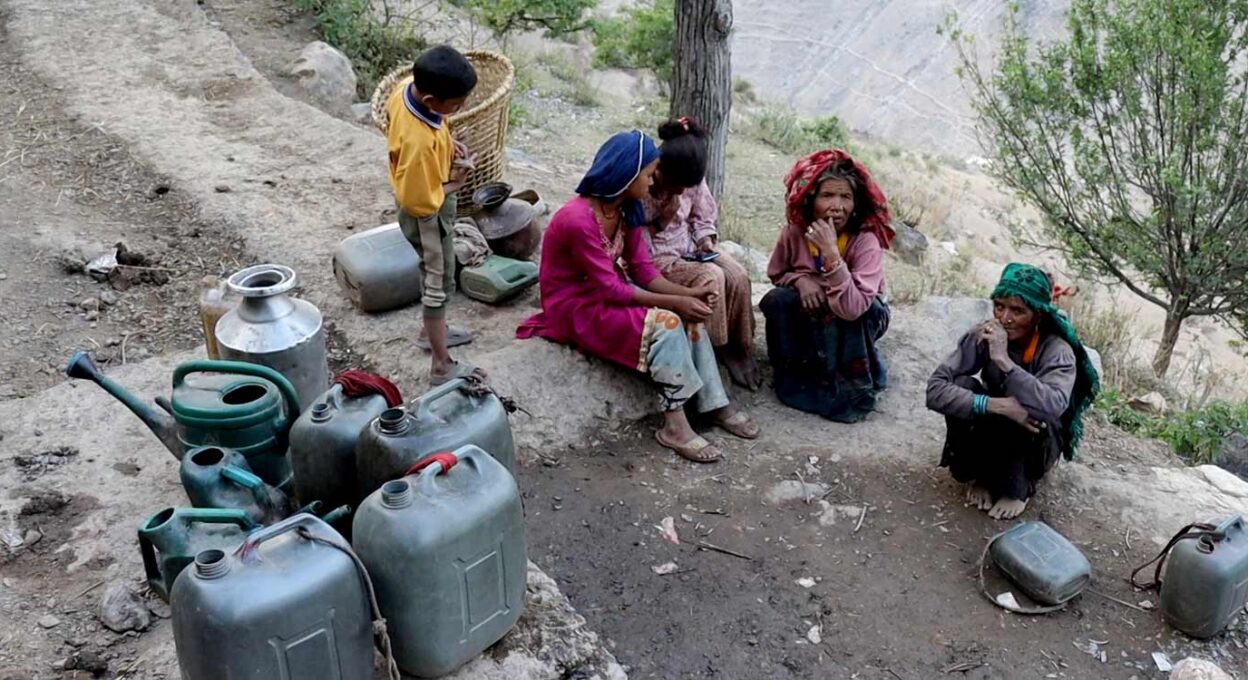 मुगुको सोरु गाउँपालिकामा खानेपानीको चरम संकट, स्थानीय रातभर लाइन बसेर धमिलो पानी भर्न बाध्य