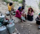 मुगुको सोरु गाउँपालिकामा खानेपानीको चरम संकट, स्थानीय रातभर लाइन बसेर धमिलो पानी भर्न बाध्य