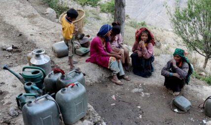 मुगुको सोरु गाउँपालिकामा खानेपानीको चरम संकट, स्थानीय रातभर लाइन बसेर धमिलो पानी भर्न बाध्य
