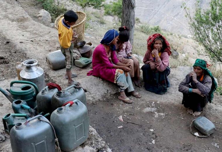 मुगुको सोरु गाउँपालिकामा खानेपानीको चरम संकट, स्थानीय रातभर लाइन बसेर धमिलो पानी भर्न बाध्य
