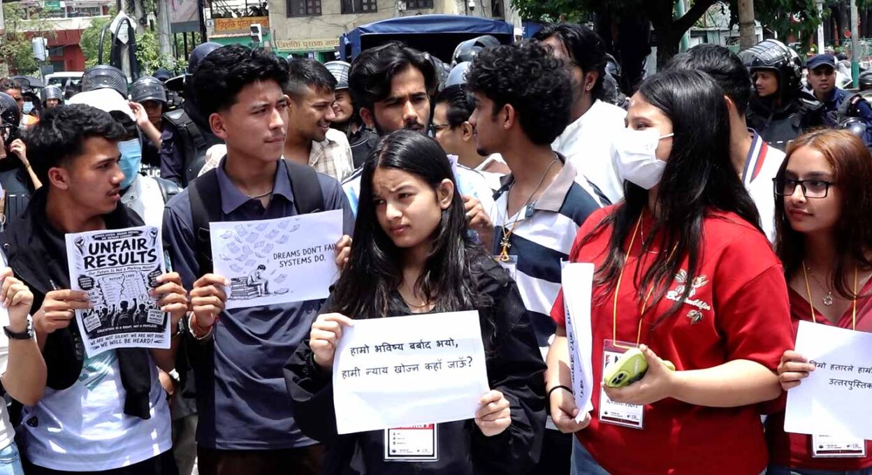 कक्षा १२ को नतिजाप्रति असन्तुष्टि जनाउँदै विद्यार्थीहरूको विरोध प्रदर्शन