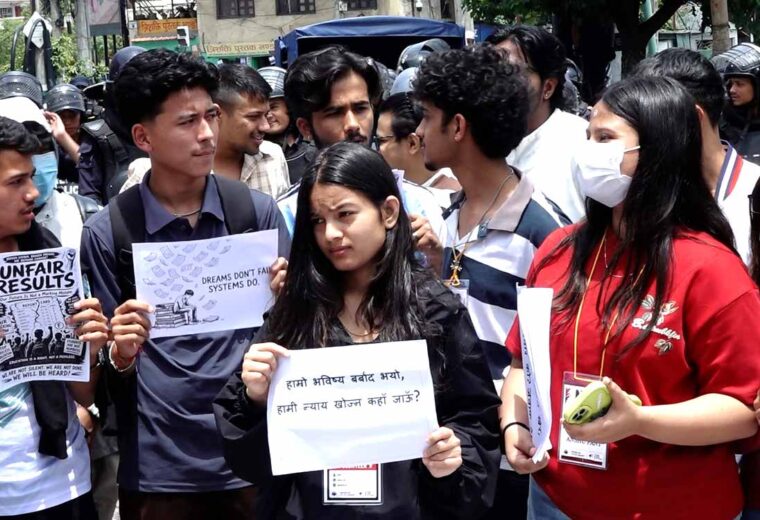 कक्षा १२ को नतिजाप्रति असन्तुष्टि जनाउँदै विद्यार्थीहरूको विरोध प्रदर्शन