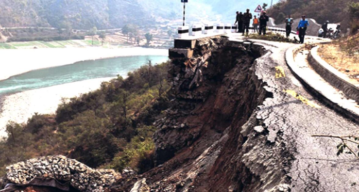 अविरल वर्षा र पहिरोका कारण देशका प्रमुख राजमार्गहरू अवरुद्ध