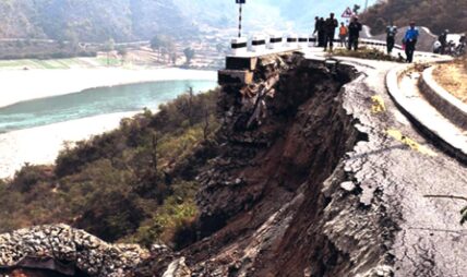 अविरल वर्षा र पहिरोका कारण देशका प्रमुख राजमार्गहरू अवरुद्ध
