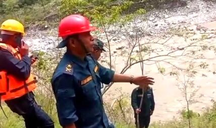 कर्णाली राजमार्गमा दुर्घटना : बेपत्ता गाडी र यात्रुको खोजीका लागि गोताखोर परिचालन