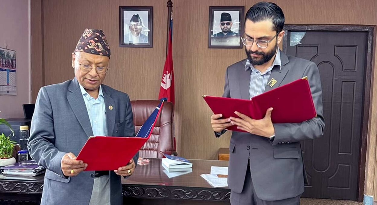 शिक्षामन्त्रीद्वारा सहिद दशरथचन्द स्वास्थ्य विज्ञान विश्वविद्यालयका नवनियुक्त उपकुलपति र रजिष्ट्रारलाई शपथ