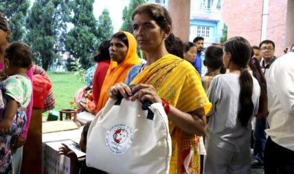 मन्त्री सिता बादीको पहलमा खरीपाटी र बोडे होल्डिङ सेन्टरमा अत्यावश्यक सामग्री वितरण मन्त्री सिता बादीको पहलमा खरीपाटी र बोडे होल्डिङ सेन्टरमा अत्यावश्यक सामग्री वितरण