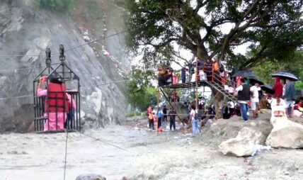 पुलहरू बाढीले बगाएपछि त्रिशूली नदीमाथि जिपलाइन, स्थानीय आशावादी पुलहरू बाढीले बगाएपछि त्रिशूली नदीमाथि जिपलाइन, स्थानीय आशावादी