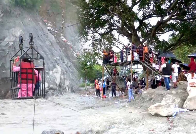 पुलहरू बाढीले बगाएपछि त्रिशूली नदीमाथि जिपलाइन, स्थानीय आशावादी