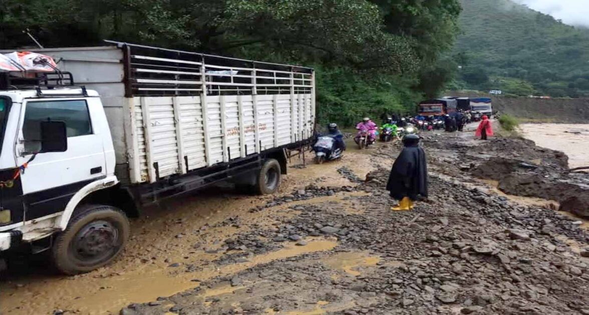 बिपी राजमार्गमा लेदो पन्छाएपछि यातायात पुनः सञ्चालन