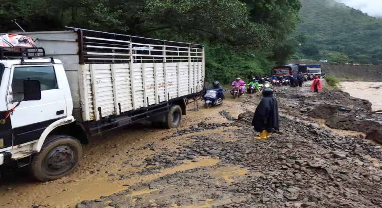 बिपी राजमार्गमा लेदो पन्छाएपछि यातायात पुनः सञ्चालन
