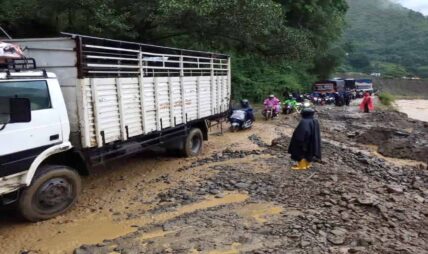 बिपी राजमार्गमा लेदो पन्छाएपछि यातायात पुनः सञ्चालन